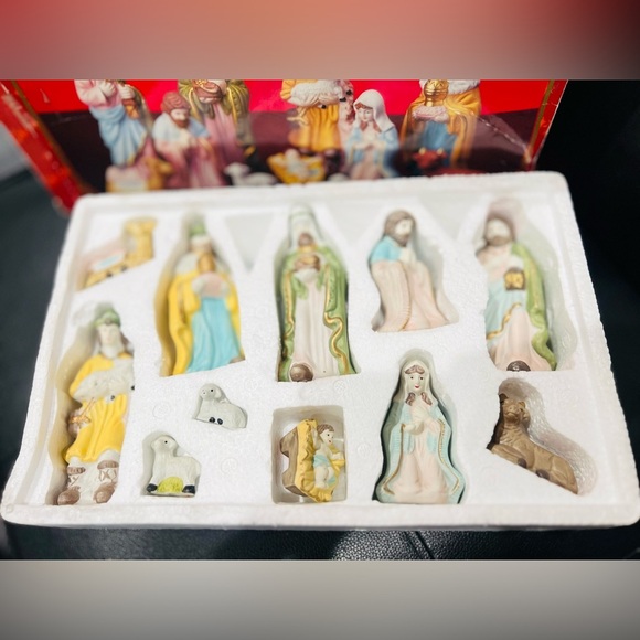 Vintage Nativity Set 11 pc Hand Painted Porcelain Figures - Picture 1 of 6